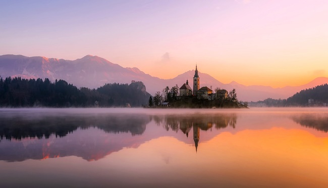 chiesa su lago